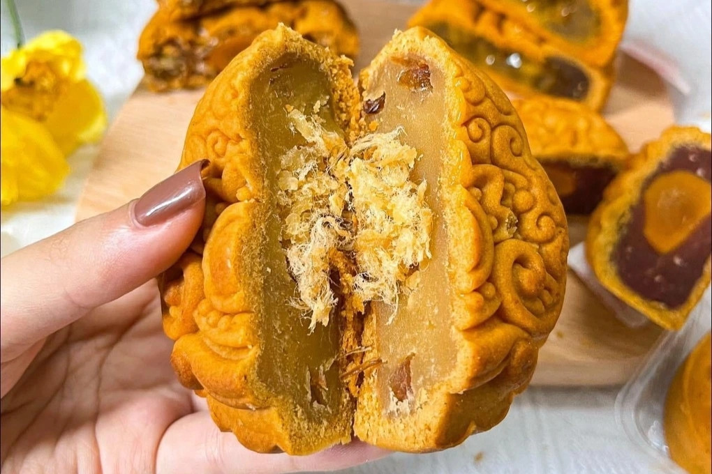 Bánh trung thu xôi xéo bán theo đơn đặt hàng, giá từ 60.000 - 80.000 đồng/chiếc. Ảnh: Dân trí