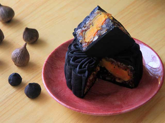 Bánh trung thu tỏi đen được nhiều người tìm mua dù giá cao gấp 5 - 7 lần loại thường (250.000 - 400.000 đồng/chiếc 250g). Ảnh: Bánh trung thu Givral