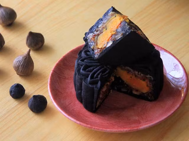 Bánh trung thu tỏi đen được nhiều người tìm mua dù giá cao gấp 5 - 7 lần loại thường (250.000 - 400.000 đồng/chiếc 250g). Ảnh: Bánh trung thu Givral