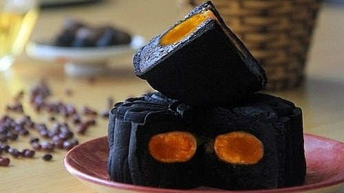 Loại bánh này được làm từ tỏi đen xay nhuyễn và nặn thành vỏ bánh. Bên trong những tép tỏi kết hợp các loại nhân thập cẩm, gà quay, đậu xanh... Ảnh: Nhathuoclongchau