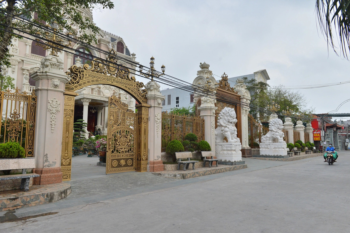 Toà lâu đài được một số người dân ví von là "bạch ngọc" tức viên ngọc màu trắng của xã. Ngoài cổng là hai bức tượng sư tử cỡ lớn, hàng rào được làm bằng nhôm hợp kim mạ đồng. Ảnh: Nhịp sống Việt