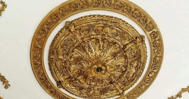 Trần nhà dát vàng với hoạ tiết tinh xảo. Ảnh: Vietnamnet