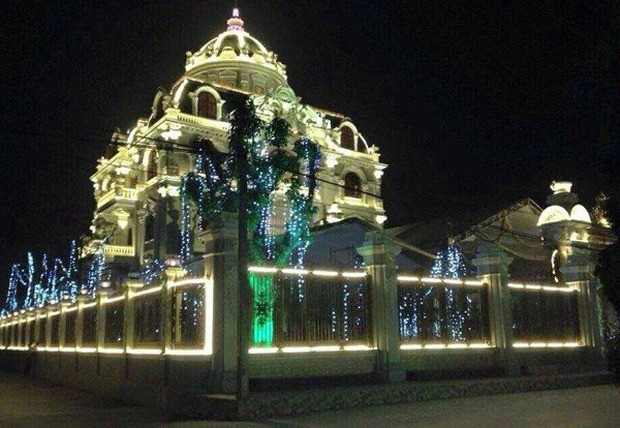 Về đêm, tòa lâu đài rực sáng một vùng giữa khung cảnh làng quê. Ảnh: Người đưa tin