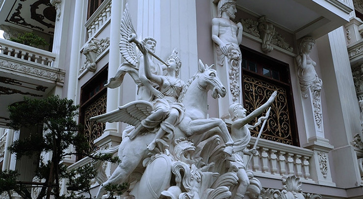 Yêu thích thần thoại Hy Lạp, các bức tượng bên ngoài đều được gia chủ lấy cảm hứng từ đó, như thần Zeus, Poseidon và các vị thiên sứ. Ảnh: Vietnamnet