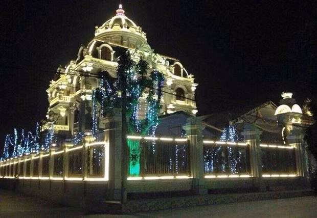 Về đêm, tòa lâu đài rực sáng một vùng giữa khung cảnh làng quê. Ảnh: Người đưa tin