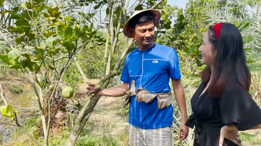  Khu vườn của Tiết Cương trồng nhiều loại cây ăn quả. Nam nghệ sĩ còn đùa rằng trong vườn trồng được bưởi "Sáu Roi".
