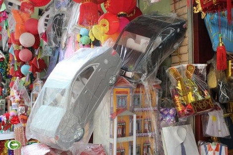 Tháng 7 Âm lịch cũng là mùa Vu Lan báo hiếu nên vàng mã trở thành mặt hàng hút khách bậc nhất. Ngoài quần áo, giày dép, tiền vàng, các cửa hàng vàng mã còn bày bán nhiều vật phẩm như ô tô, điện thoại, nhà lầu. Ảnh: Cand