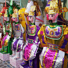 Giá các mặt hàng vàng mã dao động từ vài trăm đến vài triệu đồng. Do lượng mua tăng cao nên không ít cửa hàng ghi nhận doanh thu tới vài chục triệu đồng mỗi ngày. Ảnh: Facebook