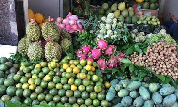 Trong tháng cô hồn, nhu cầu mua trái cây làm lễ cúng cũng nhiều hơn những tháng khác. Giá cả vì thế thường thay đổi theo từng ngày. Ảnh: Tieudung