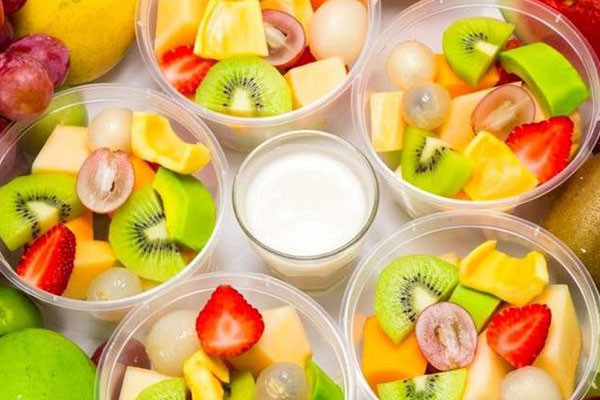 Không chỉ làm đồ cúng, nhiều người còn mua trái cây để chế biến thành các món chay ăn thanh tịnh. Ảnh: Internet