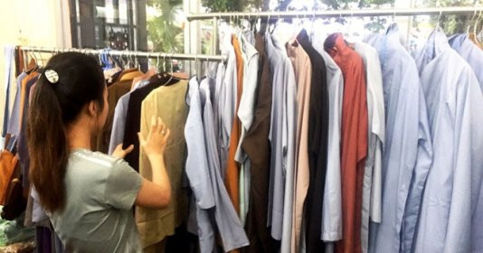 Theo đó, số lượng quần áo Phật tử ở các cửa hàng chuyên dụng thường tăng mạnh nhất trong năm. Ảnh: Cổng tin tức thành phố Hải Phòng
