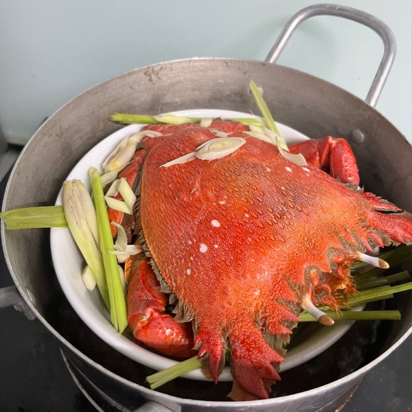 ...nhưng ngon nhất và đơn giản trong chế biến vẫn là món cua huỳnh đế hấp ăn với muối tiêu ớt xanh hoặc luộc lấy thịt phi hành thơm nấu cháo. Ảnh: Daohaisan