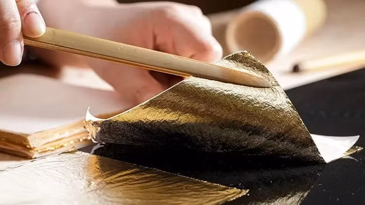 Ở công đoạn cuối, vàng được tán bằng máy cho đến khi đạt độ mỏng như mong muốn.