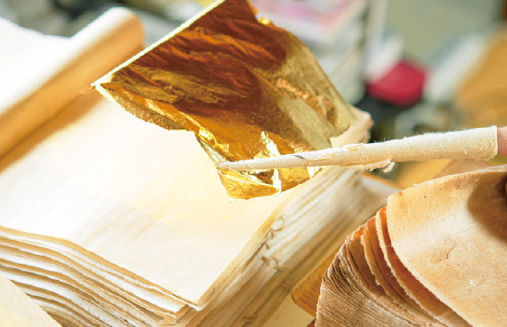 Với độ dày chỉ 0,0001 mm, những lá vàng siêu mỏng thậm chí còn có thể nhìn xuyên qua.