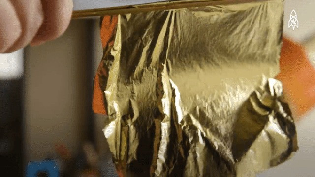 Những miếng vàng lá được cán bởi thợ thủ công giàu kinh nghiệm với độ dày chỉ khoảng 0,0001 mm.