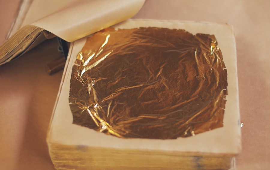 Qua quá trình này, những chiếc lá màu vàng trở nên mỏng, sáng và không bị lồi lõm.