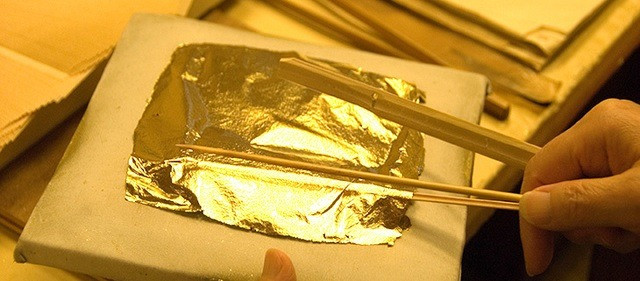 Việc sản xuất những tấm vàng lá siêu mỏng đòi hỏi nhiều công đoạn tỉ mỉ. Các nghệ nhân sẽ ngâm giấy Ganpishi truyền thống trong một hỗn hợp đặc biệt rồi kẹp vàng giữa các tờ để dát mỏng.