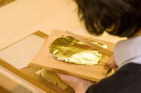 Vàng miếng thành phẩm được dùng để dát tượng, trang trí các công trình, phục vụ nhu cầu ẩm thực... Nguồn ảnh: Newsbeezer