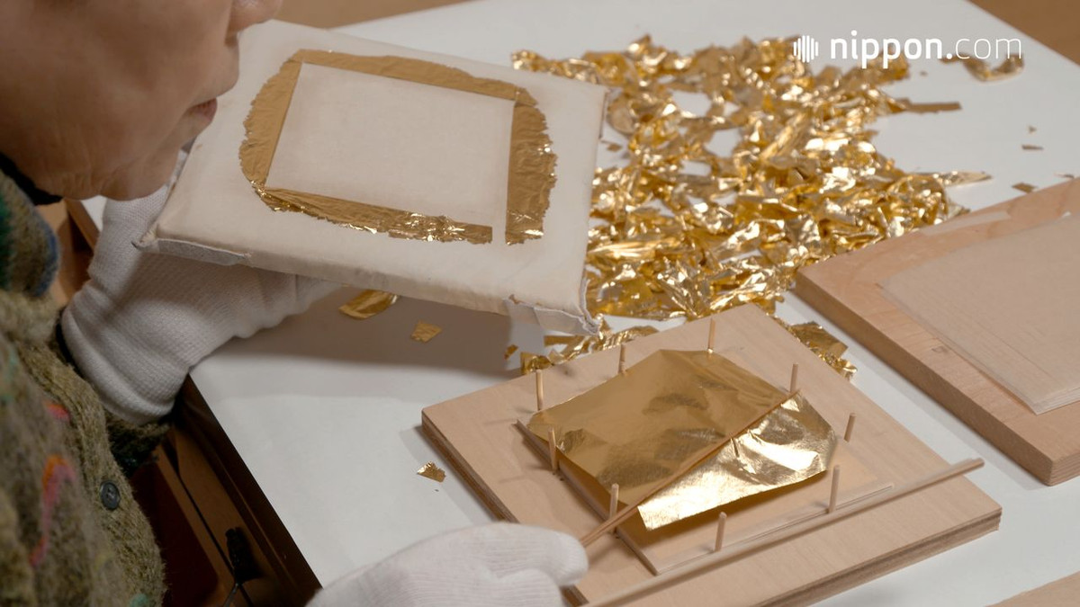 Thành phố Kanazawa trực thuộc tỉnh Ishikawa, thuộc đảo Honshu (Nhật Bản), được mệnh danh là “Kyoto thứ hai”. Nơi đây sản xuất hầu hết các sản phẩm vàng lá tại "xứ sở phù tang".