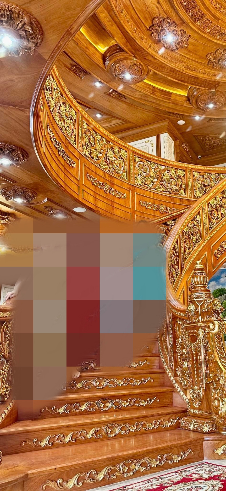 Các hạng mục như cửa, cầu thang và trần đều sử dụng hoàn toàn bằng gỗ đỏ từ Lào. Ảnh: FB Dinh Thự Lang Truyền