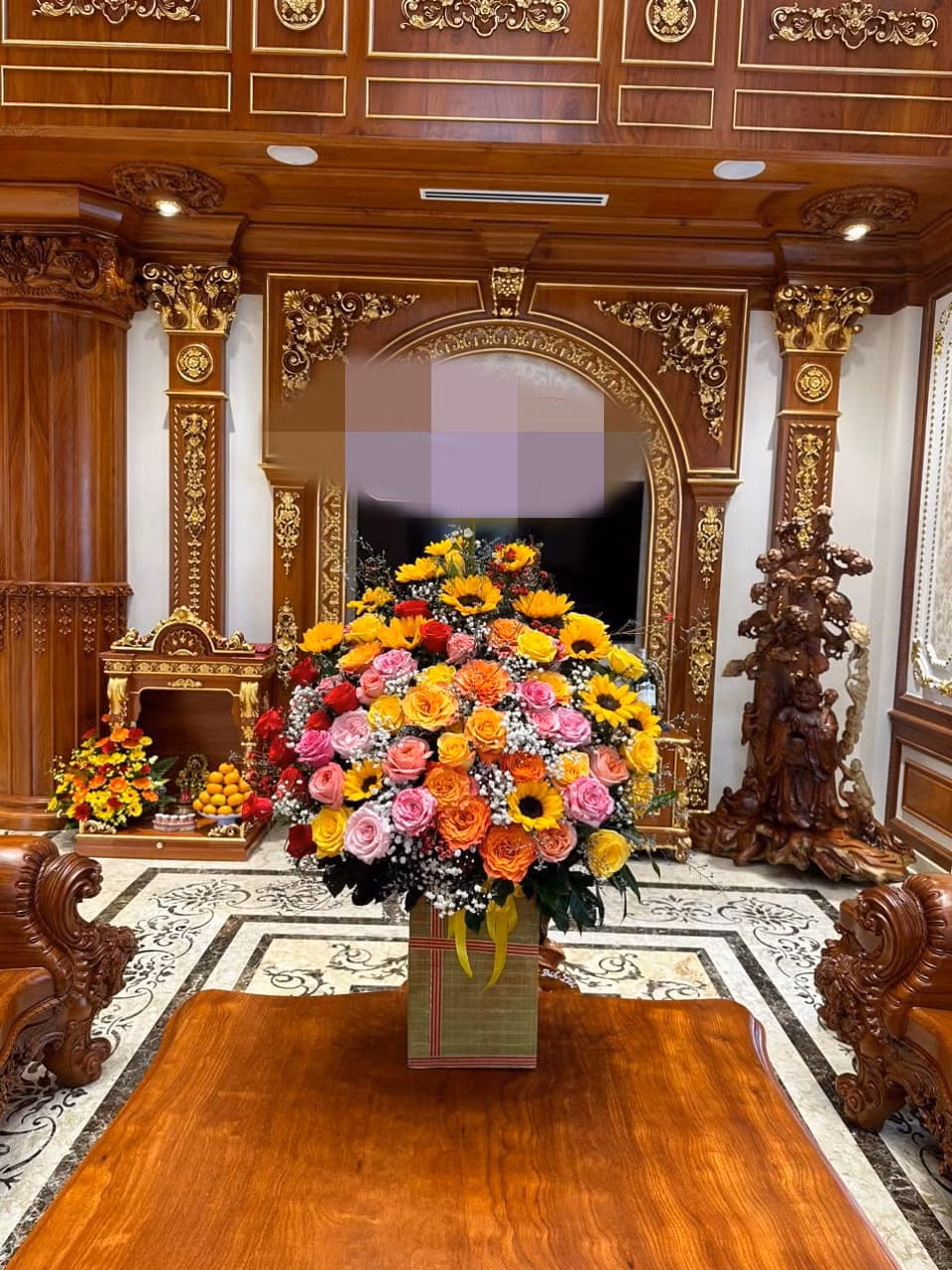 Một số họa tiết, hoa văn đắp nổi theo phong cách cổ điển. Ảnh: FB Dinh Thự Lang Truyền