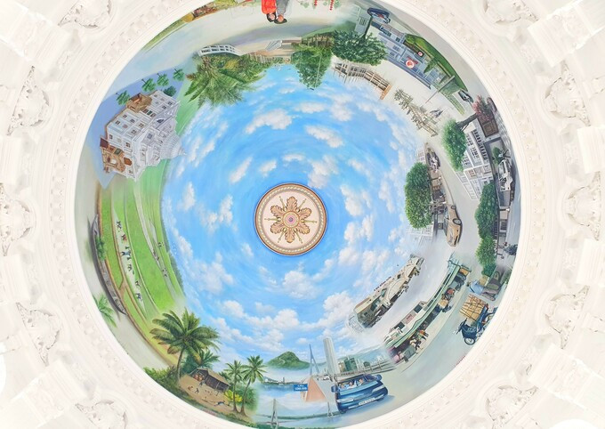 Phần mái vòm được vẽ bức tranh với câu chuyện về một thời cơ hàn của ông Nguyễn Ngọc Lang. Ảnh: Giadinhonline