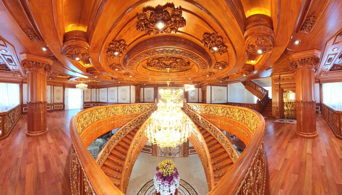 Cận cảnh trần nhà trang trí bằng gỗ đỏ Lào. Ảnh: Giadinhonline