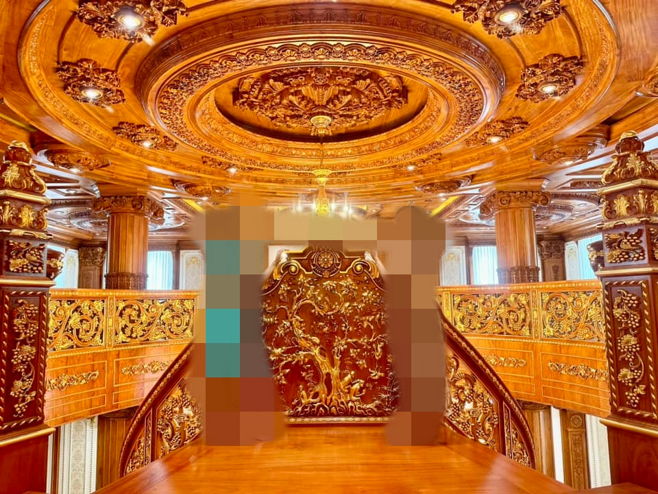 Bên cạnh cầu thang, trần nhà cũng được ốp gỗ, chạm khắc cầu kỳ, tỉ mỉ. Ảnh: FB Dinh Thự Lang Truyền