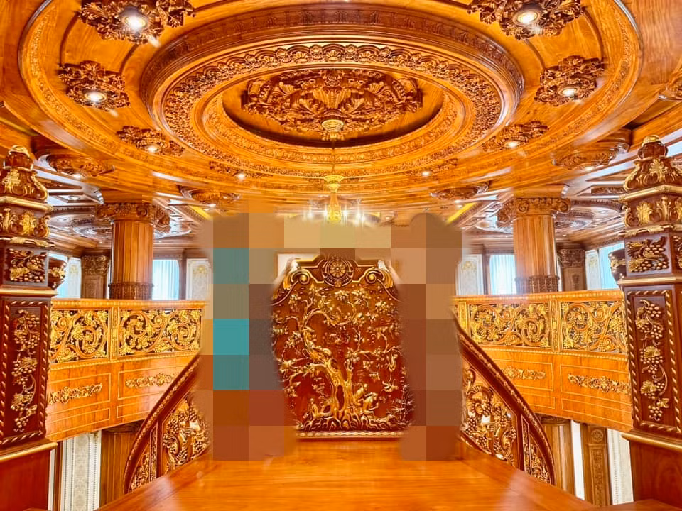 Bên cạnh cầu thang, trần nhà cũng được ốp gỗ, chạm khắc cầu kỳ, tỉ mỉ. Ảnh: FB Dinh Thự Lang Truyền