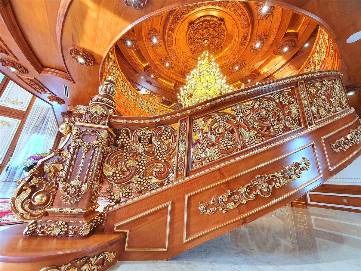 Nhiều vị trí trong nhà được dát vàng cho không gian kiến trúc thêm lộng lẫy. Ảnh: FB Dinh Thự Lang Truyền