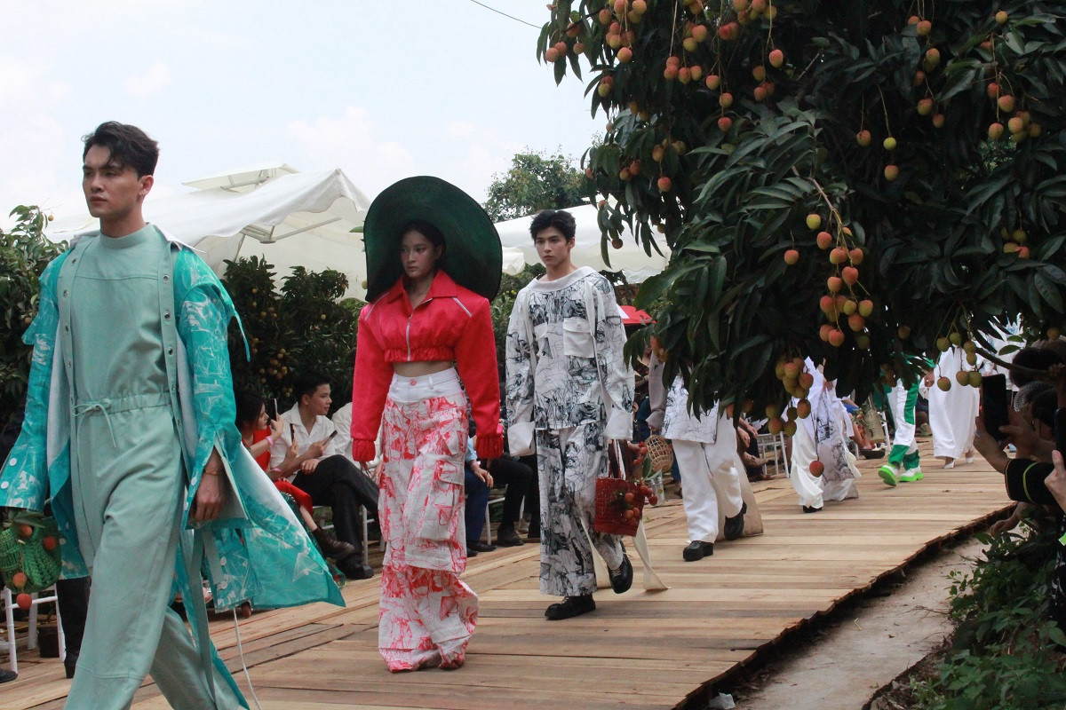 Vai thieu Bac Giang vao thiet ke thoi trang doc la-Hinh-5