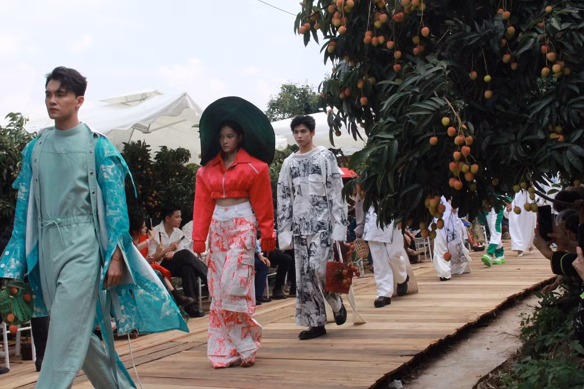 Vai thieu Bac Giang vao thiet ke thoi trang doc la-Hinh-5