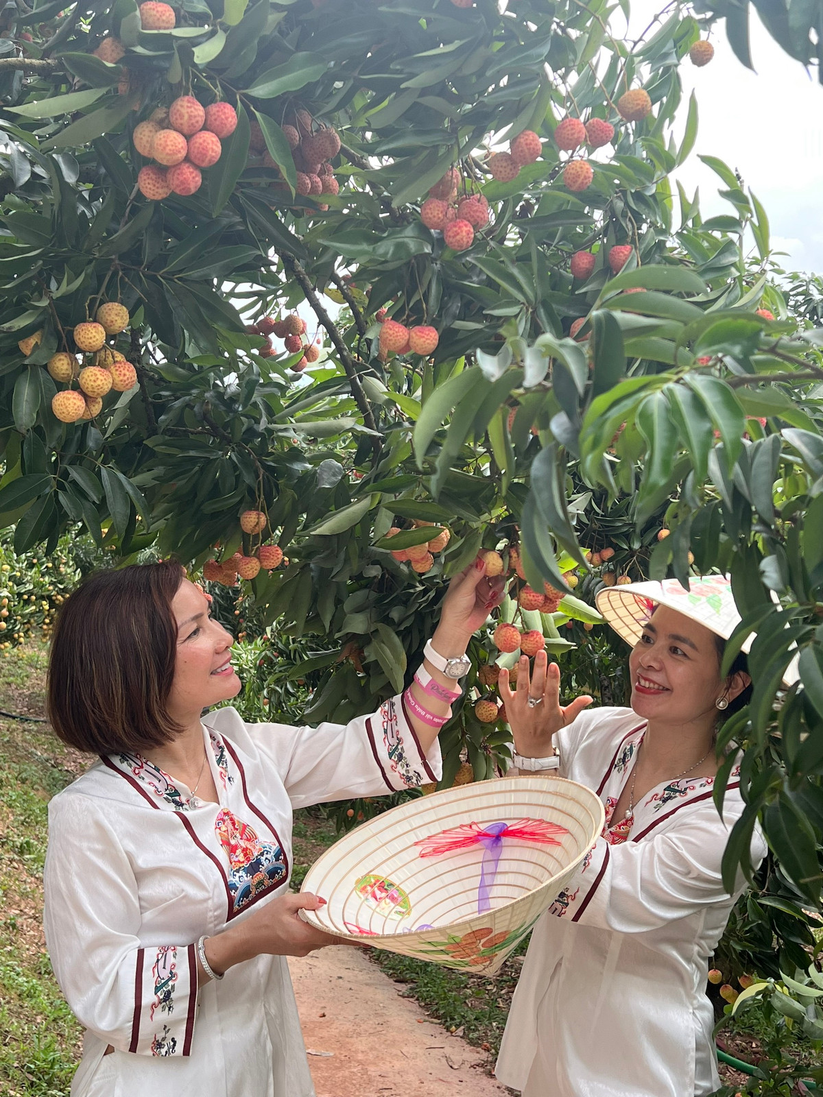 Vai thieu Bac Giang vao thiet ke thoi trang doc la-Hinh-7