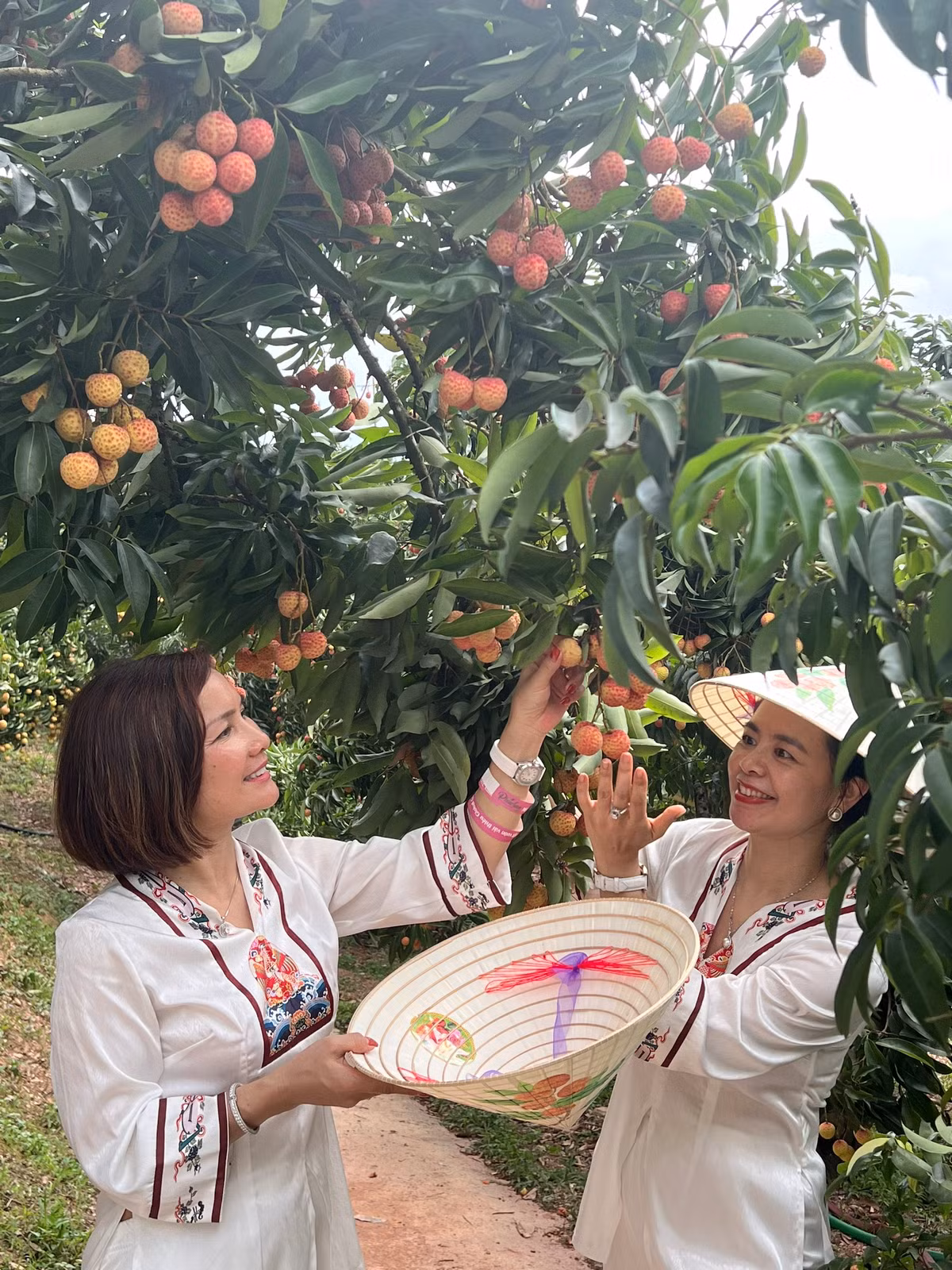 Vai thieu Bac Giang vao thiet ke thoi trang doc la-Hinh-7