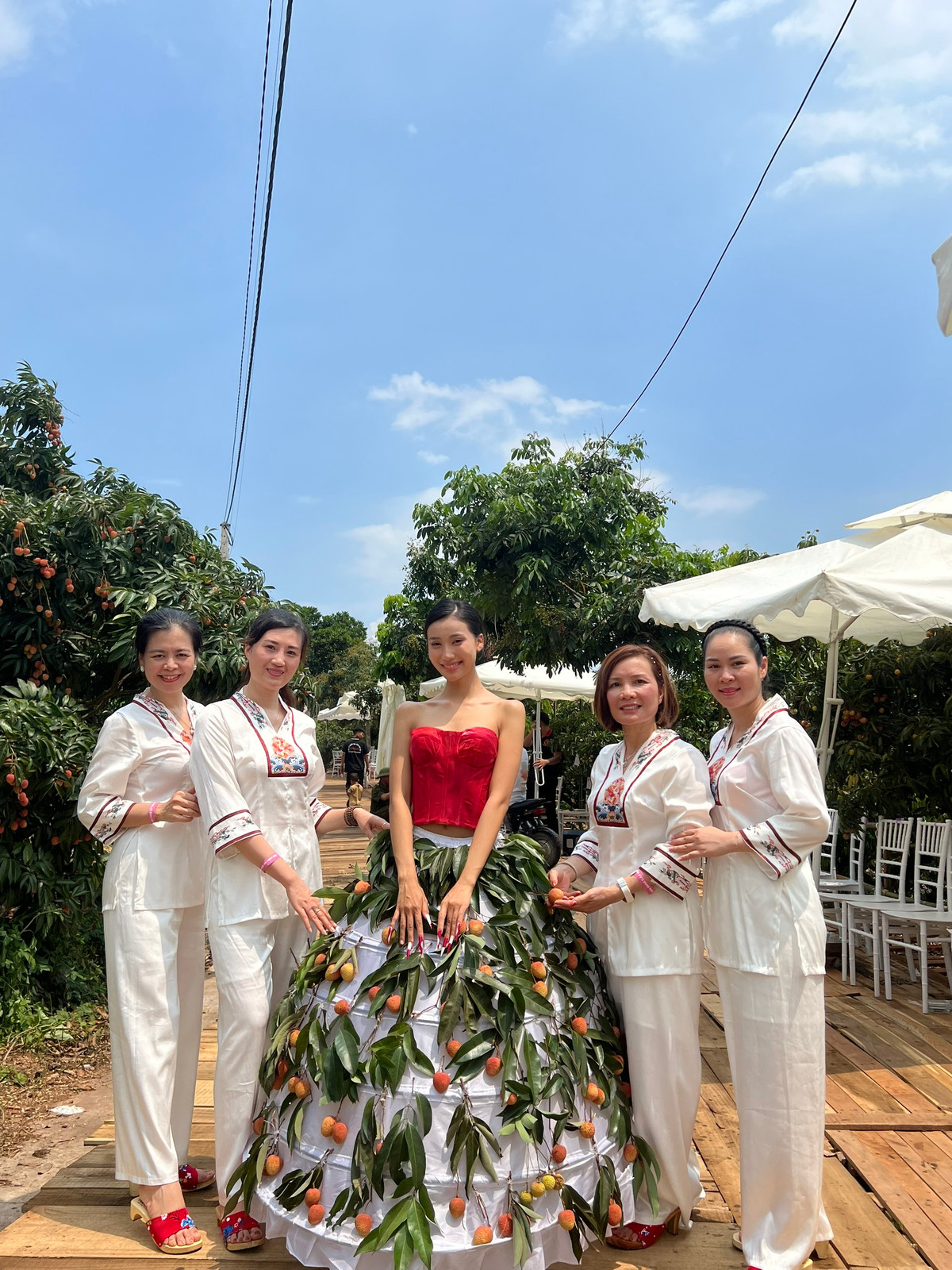 Vai thieu Bac Giang vao thiet ke thoi trang doc la-Hinh-3