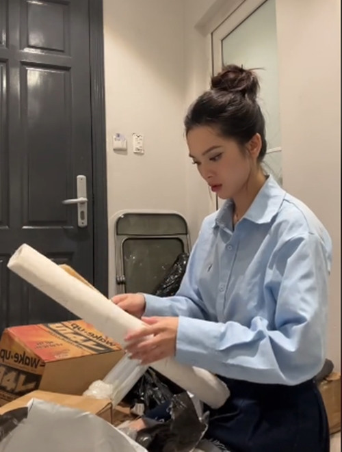 Quỳnh Lương cho biết muốn có 1 phòng ngủ do chính mình trang trí để phục vụ cho việc quay chụp hàng ngày. vì thế, dù bận công tác ở TP. HCM nhưng người đẹp vẫn chăm chỉ "chốt đơn" để sắm về những món đồ nội thất và đồ decor cho căn phòng. Ảnh: chụp màn hình Tiktok