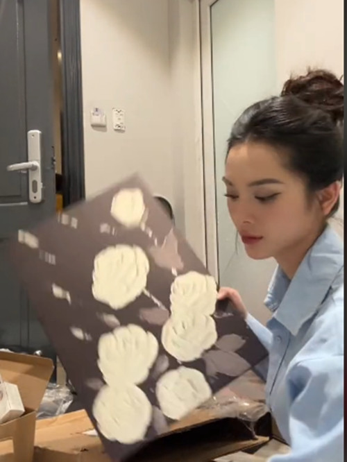 Phần lớn các món đồ nữ diễn viên mua về đều là đồ trang trí như: bình hoa, kệ để mỹ phẩm, bàn decor, tranh ảnh. Ảnh: chụp màn hình Tiktok