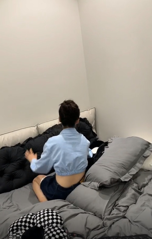 Trong phòng ngủ, Quỳnh Lương sử dụng chăn ga tông xám - trắng chủ đạo và được nhấn nhá bằng một ít màu xanh và đen. Ảnh: chụp màn hình Tiktok
