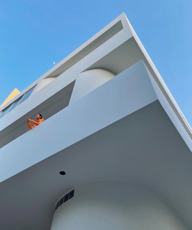 Ở độ tuổi U40, Thanh Hằng không chỉ nổi tiếng với sự nghiệp rực rỡ, mà còn sở hữu khối tài sản đáng mơ ước. Trong đó phải kể đến căn biệt thự bề thế như lâu đài.