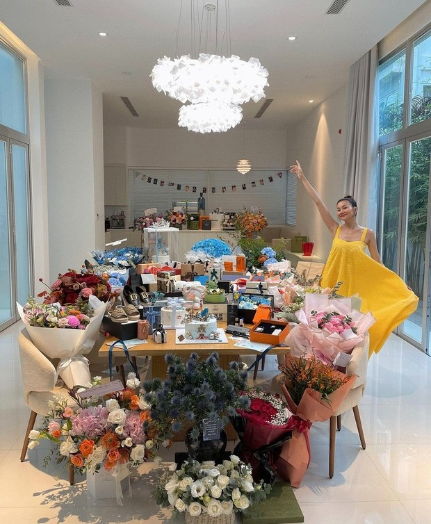 Không gian phòng khách rộng rãi, đủ chứa cả "núi quà" của nữ siêu mẫu.