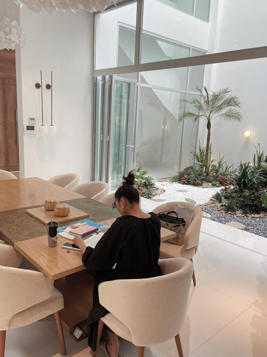 Trong nhà sử dụng nhiều cửa kính lấy ánh sáng và kết nối với không gian bên ngoài.