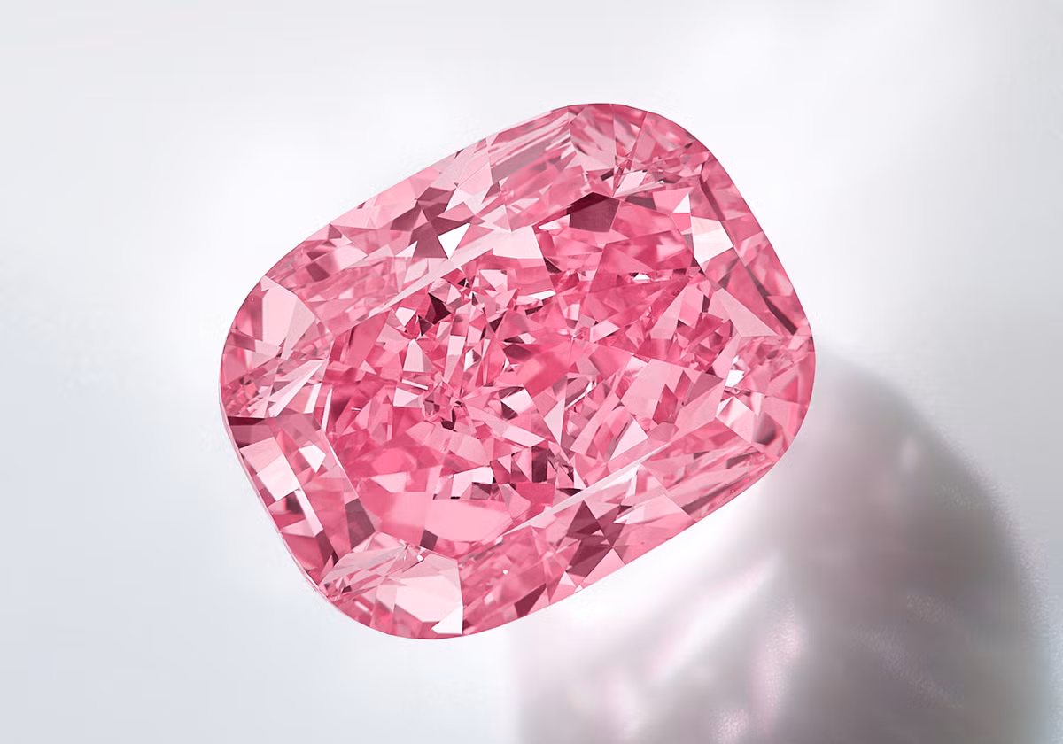 Tuỳ theo độ phổ biến/quý hiếm màu sắc mà kim cương màu có giá trị thấp hơn hoặc gấp mấy chục lần viên kim cương có màu trong suốt. Ảnh: CNN