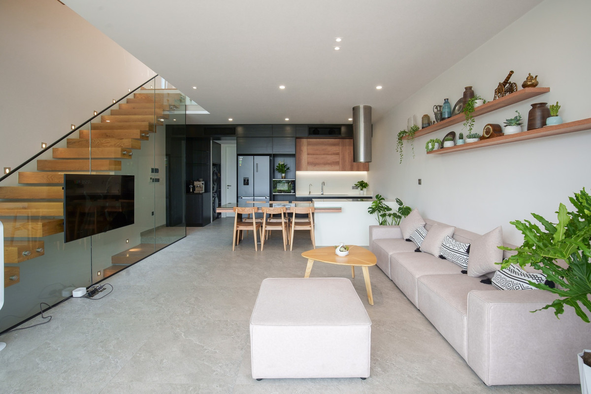 Tầng 1 là không gian chung bao gồm bếp ăn, vệ sinh chung và phòng ngủ cho khách.