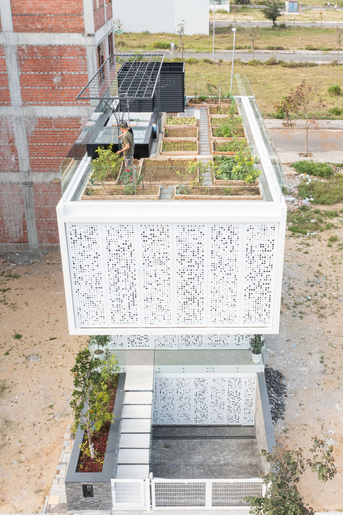 Hệ lam thép đục lỗ vừa hạn chế tầm nhìn của người qua đường, vừa đảm bảo tính riêng tư đồng thời tăng tính thẩm mỹ cho nhà ống.