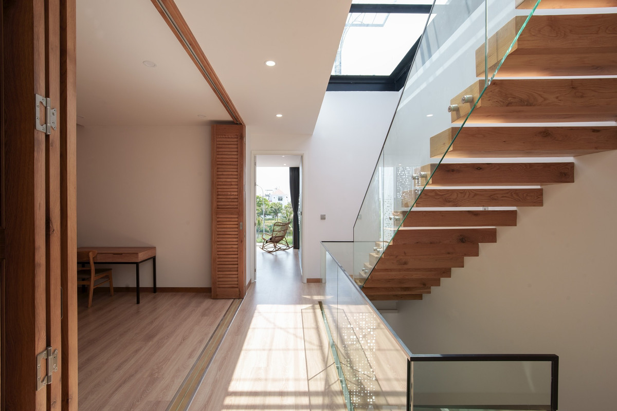 Cùng với đó là giếng trời lớn để lấy sáng cho hành lang và cầu thang.