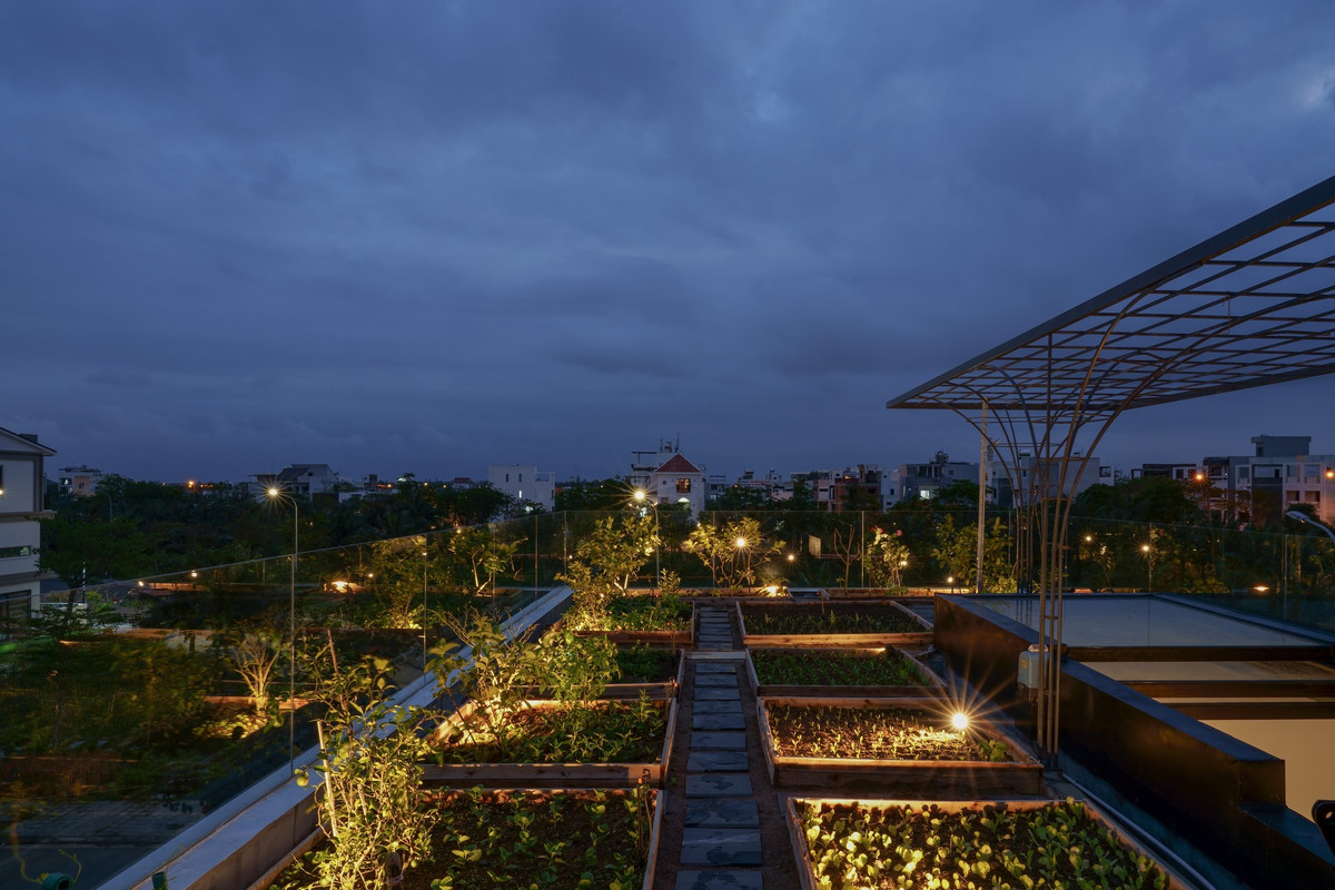 Đặc biệt, kiến trúc sư thiết kế một hệ thống tái chế nước. Nước mưa và nước tưới cây hàng ngày được thu gom vào một bể chứa lớn dưới lòng đất và có thể tái sử dụng trở lại. Đây là một trong những giải pháp tiết kiệm trong bối cảnh nguồn nước khan hiếm. Nguồn ảnh: 85 Studio