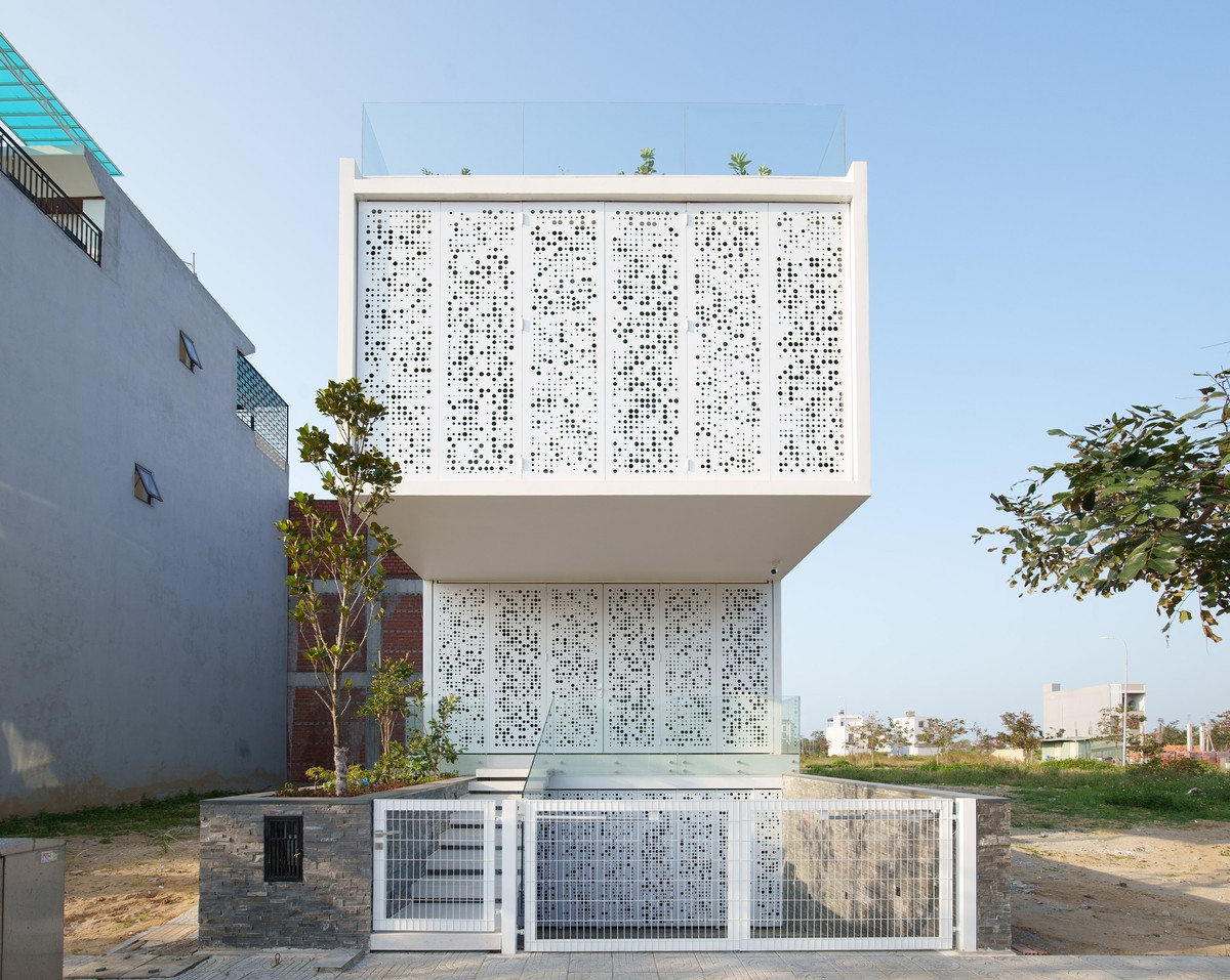 Toạ lạc tại thành phố Đà Nẵng, ngôi nhà là nơi ở của cặp vợ chồng trung niên. Yêu cầu của gia chủ là có đủ không gian cho các con và cháu ở lại vào dịp cuối tuần.