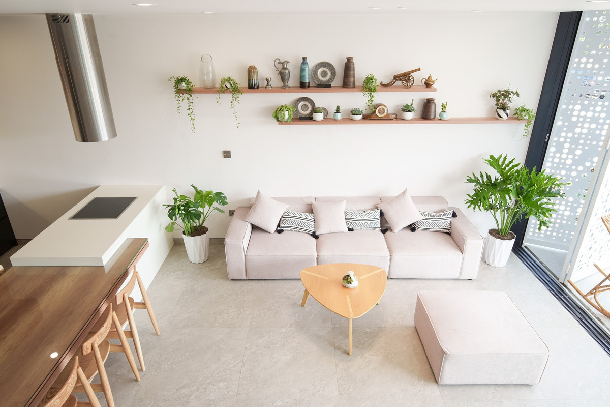 Tuy chiều dài khu đất tương đối ngắn nhưng nhờ sử dụng nhiều giếng trời và cửa tự động lấy sáng nên phòng ngủ và phòng vệ sinh luôn thoáng đãng, dễ chịu.