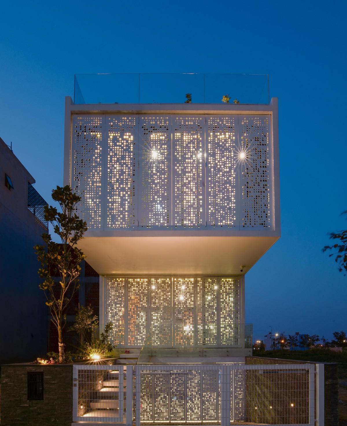 Nhằm hạn chế bức xạ mặt trời, cửa chính và cửa sổ được sử dụng hệ lam thép đục lỗ, có thể đóng mở tự động.