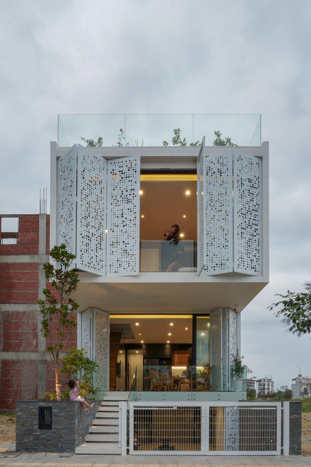 Họ cũng thích trồng hoa và cây, đặc biệt là rau hữu cơ, rau gia vị, không hóa chất. Vì vậy, khi thiết kế nhà này, kiến trúc sư dự định thêm nhiều không gian để trồng cây.